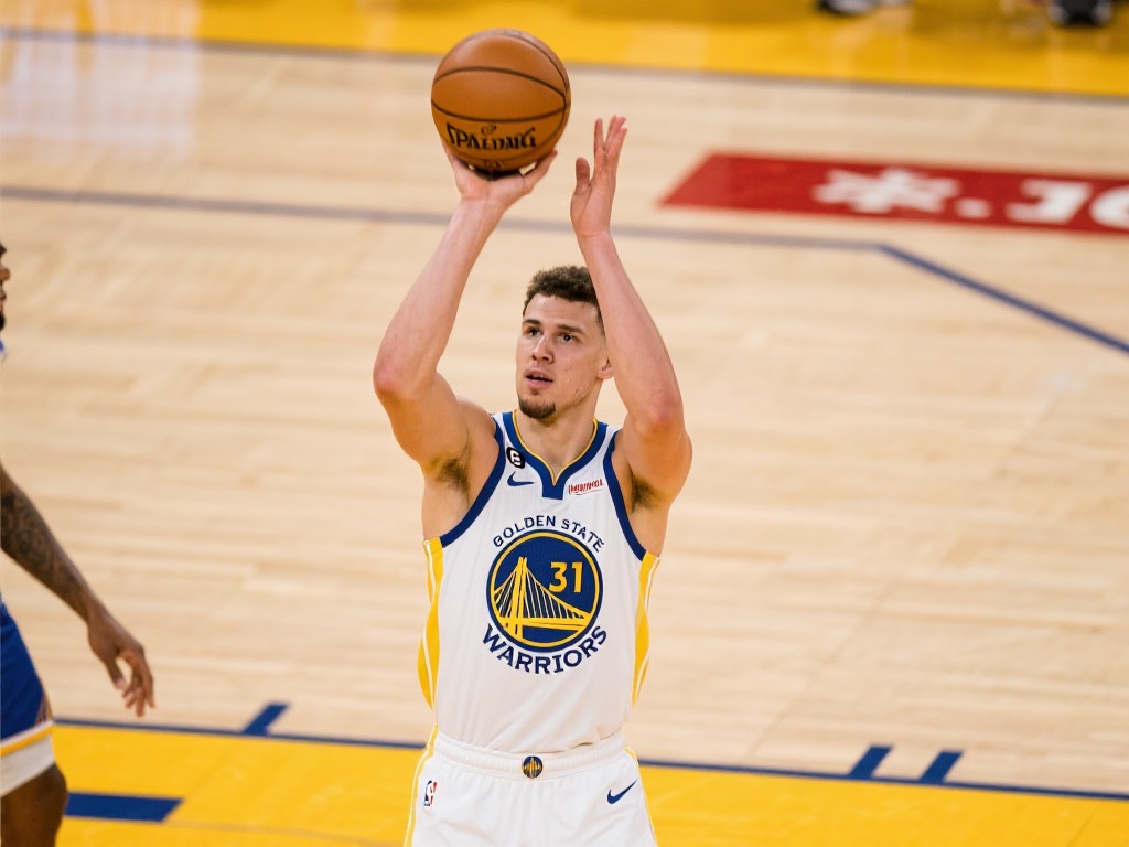 半场绝杀三分！波杰姆斯基神级表现